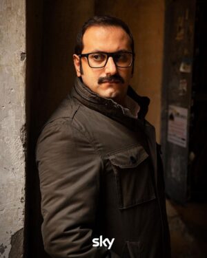 Salvatore Esposito Instagram - A volte i poliziotti migliori non seguono le regole.

#Piedone prossimamente su Sky.

#SkyOriginal