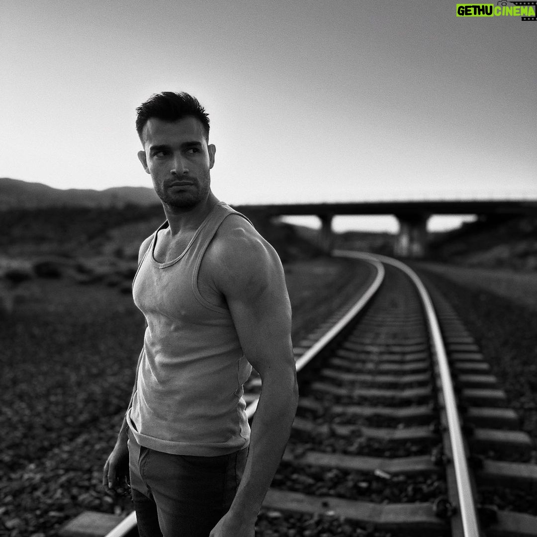 Sam Asghari Instagram - Shooting something cool 🎥📸 #bts photo: @t.w.e.n.t.y.t.h.r.e.e trains coming I got to go 😂