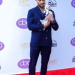 Sam Asghari Instagram - Me & Holly matching outfits on the red carpet at the @hollywoodbeautyawards I love @hwac animal center where humans help animals & animals help people. 📸 @paulistamonalisa_ Styled by: @jamesgatsby & @balmain