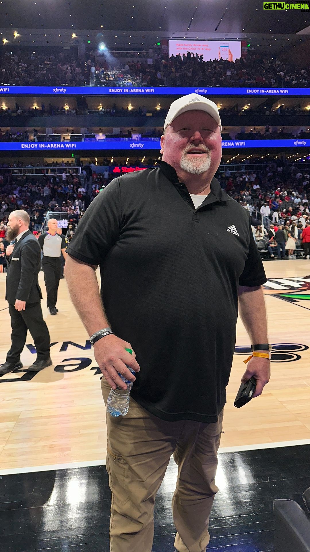 Sam Asghari Instagram - I had the pleasure meeting one of the hardest working men I know. Todd and I went to a @atlhawks game 🏀🦾 congrats on the W @atlhawks