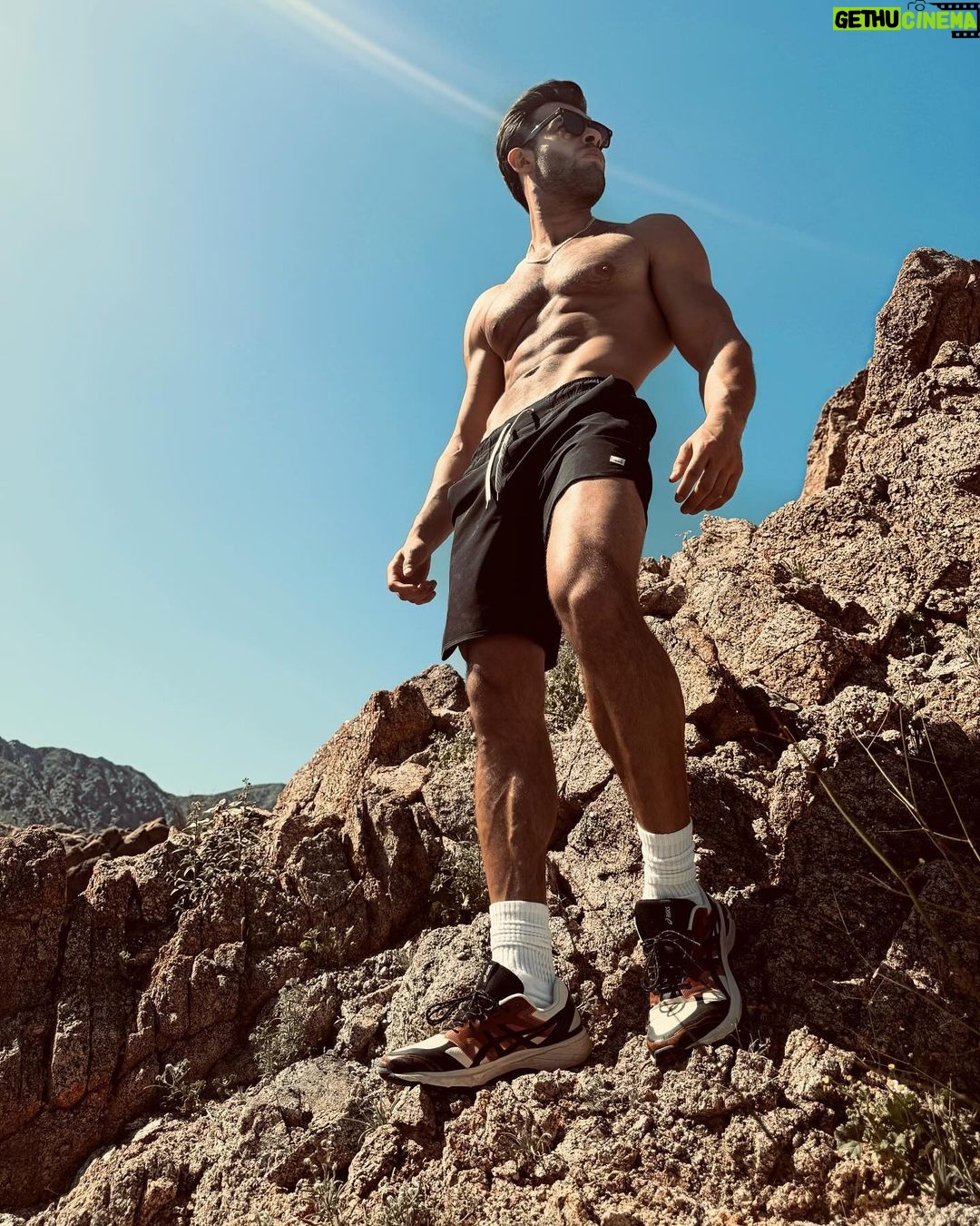 Sam Asghari Instagram - Had a great time playing at @desertsmash hosted by @charlizeafrica benefiting @ctaop πΎπ with some of the greats including the π @djokernole @indianwellstennisgarden was a great first time experience. @vossworld wearing @vuoriclothing π @asics