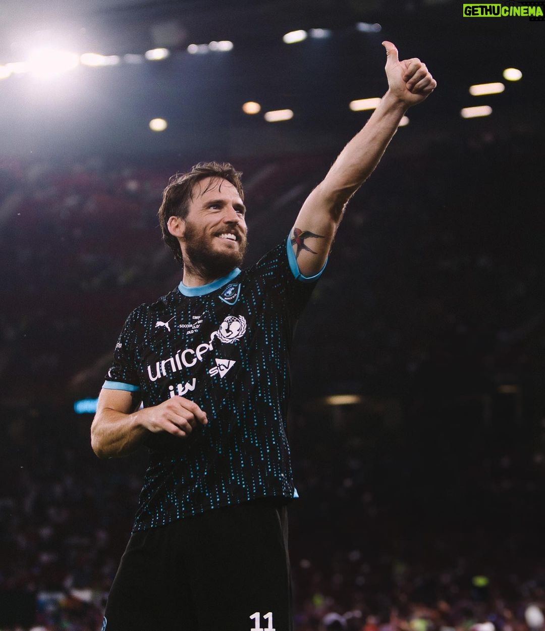 Sam Claflin Instagram - @mrsamclaflin celebrating world XI’s 4-2 win over England at #socceraid Old Trafford