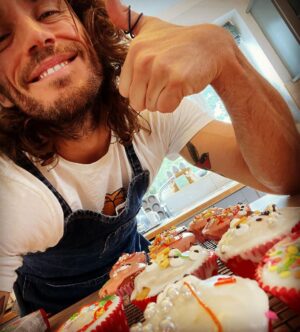 Sam Claflin Instagram - First kiddy cake bake 🧁