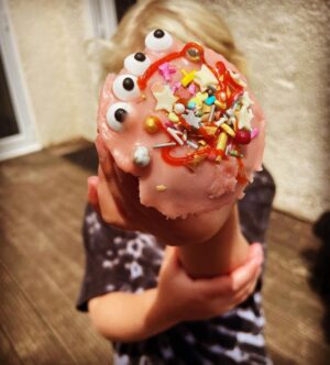 Sam Claflin Instagram - First kiddy cake bake 🧁