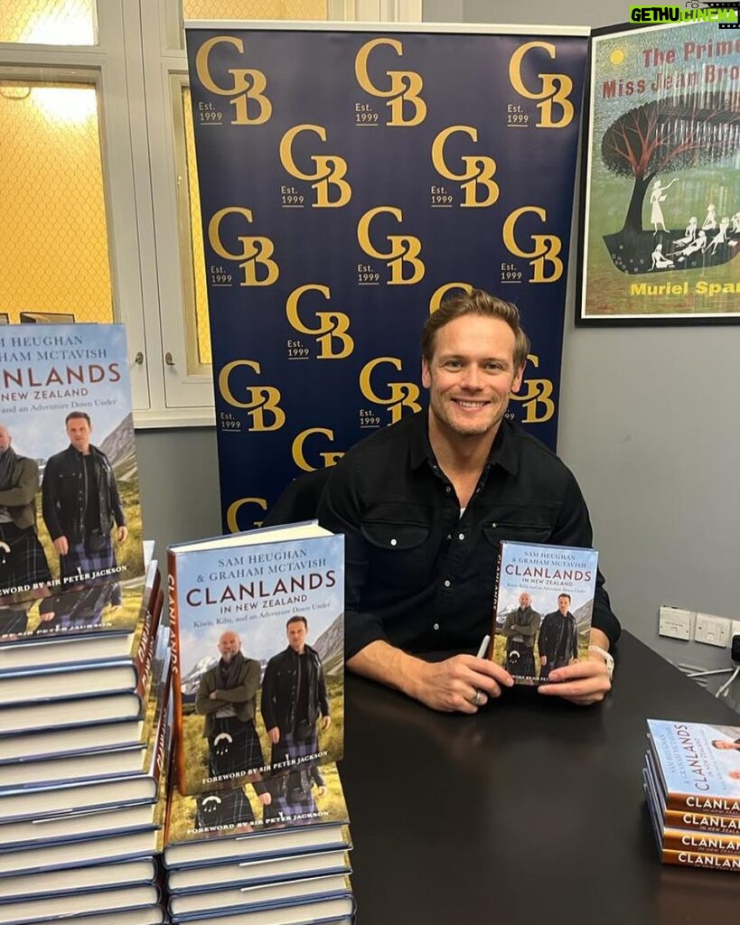 Sam Heughan Instagram - Stopped by the lovely @goldsborobooks to sign some copies of “Clanlands in New Zealand”! 📚 X
