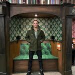 Sam Heughan Instagram - Thanks to everyone that came to @hatchstpancras for our festive “Clanlands” signing!🙌 Loving the book Xmas tree! 🎄📚