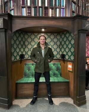 Sam Heughan Instagram - Thanks to everyone that came to @hatchstpancras for our festive “Clanlands” signing!🙌
Loving the book Xmas tree! 🎄📚