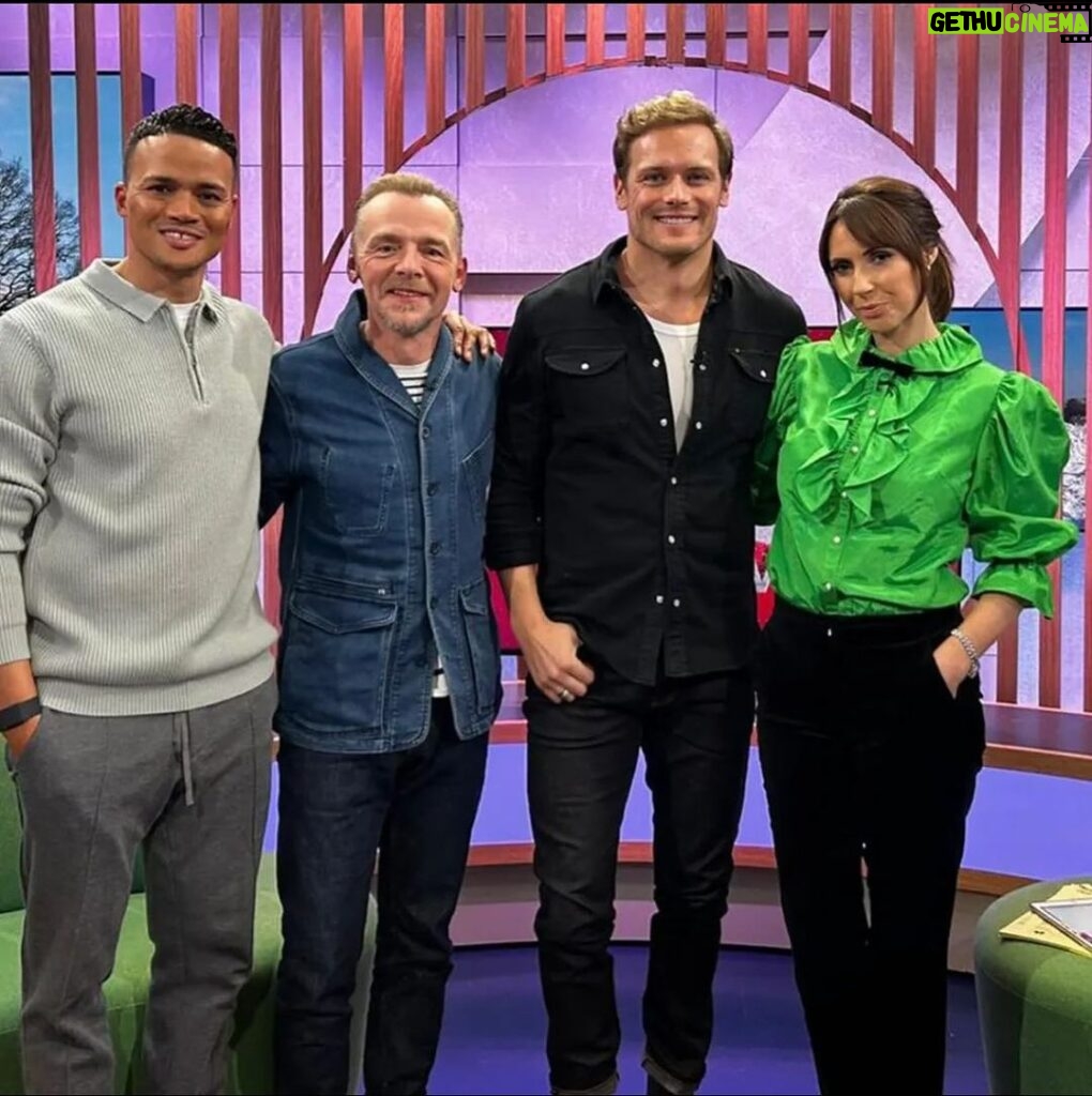 Sam Heughan Instagram - Festive @bbctheoneshow with the brilliant @simonpegg ! Talking “The Couple Next Door”, @outlander_starz “Clanlands in New Zealand” and @meninkiltsstarz 🇳🇿 -Double @andsonsuk for the win!