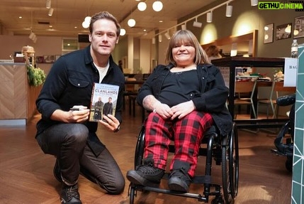 Sam Heughan Instagram - Thanks to everyone who braved the dreich Scottish weather to come visit @waterstonesgla !🙌 Signed a bunch of “Clanlands in New Zealand”. Also a huge thank you to the brilliant staff for making us so welcome. Lovely to meet you all and a very Merry Xmas!xxx