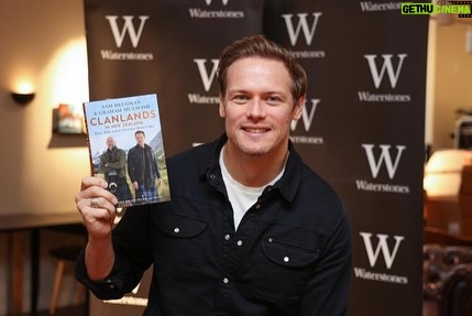 Sam Heughan Instagram - Thanks to everyone who braved the dreich Scottish weather to come visit @waterstonesgla !🙌 Signed a bunch of “Clanlands in New Zealand”. Also a huge thank you to the brilliant staff for making us so welcome. Lovely to meet you all and a very Merry Xmas!xxx