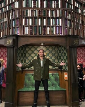 Sam Heughan Instagram - Thanks to everyone that came to @hatchstpancras for our festive “Clanlands” signing!🙌
Loving the book Xmas tree! 🎄📚