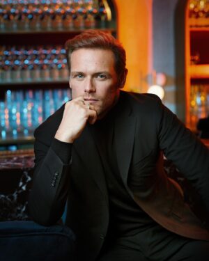 Sam Heughan Instagram - Happy Sunday!

…..get some rest…
tomorrows episode of:
 “The Couple Next Door” is going to tire you out 🥵