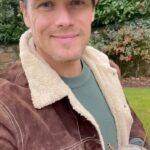 Sam Heughan Instagram - “Sam’s Sassenach Spiced Apple Gin Fizz” 🍁 🍂 All the leaves are brown (and don’t make the best garnish) but here’s what you’ll need: 1.5oz Sassenach Wild Scottish Gin 0.5oz Pear Brandy/Ginger liqueur 0.5oz lemon juice 1.0oz Honey Shake, strain and top with Cider. Garnish with apple slice and grated cinnamon… Or just a bunch of leaves. SLAINTE!x @sassenachspirits