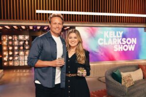 Sam Heughan Instagram - So excited to be part of the @kellyclarksonshow tomorrow! The perfect host, we talk Clanlands, @sassenachspirits and much more…
Make sure you tune in!
🙌😘