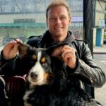 Sam Heughan Instagram - Making friends… 🫶🐶 @eshornstein