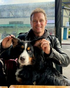 Sam Heughan Instagram - Making friends… 🫶🐶 @eshornstein
