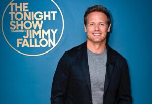 Sam Heughan Instagram - So good to see the brilliant @jimmyfallon and make him a very “unique” cocktail…. 
The “Ginny Fallon”😳

We talk the new Clanlands book and our award winning Wild Scottish Gin.
Tonight @fallontonight !

@sassenachspirits 
@radarbooks 

📸 @toddowyoung
👕 @mrmontyjackson 
💄 @melissa.dezarate
