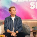 Sam Heughan Instagram - So excited to be part of the @kellyclarksonshow tomorrow! The perfect host, we talk Clanlands, @sassenachspirits and much more… Make sure you tune in! 🙌😘