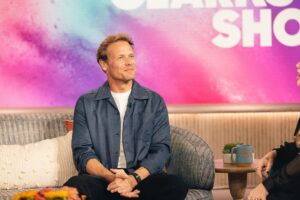 Sam Heughan Instagram - So excited to be part of the @kellyclarksonshow tomorrow! The perfect host, we talk Clanlands, @sassenachspirits and much more…
Make sure you tune in!
🙌😘