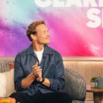Sam Heughan Instagram - So excited to be part of the @kellyclarksonshow tomorrow! The perfect host, we talk Clanlands, @sassenachspirits and much more… Make sure you tune in! 🙌😘