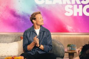 Sam Heughan Instagram - So excited to be part of the @kellyclarksonshow tomorrow! The perfect host, we talk Clanlands, @sassenachspirits and much more…
Make sure you tune in!
🙌😘