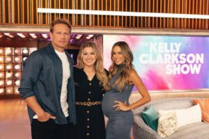 Sam Heughan Instagram - So excited to be part of the @kellyclarksonshow tomorrow! The perfect host, we talk Clanlands, @sassenachspirits and much more…
Make sure you tune in!
🙌😘