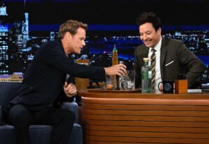 Sam Heughan Instagram - So good to see the brilliant @jimmyfallon and make him a very “unique” cocktail…. 
The “Ginny Fallon”😳

We talk the new Clanlands book and our award winning Wild Scottish Gin.
Tonight @fallontonight !

@sassenachspirits 
@radarbooks 

📸 @toddowyoung
👕 @mrmontyjackson 
💄 @melissa.dezarate