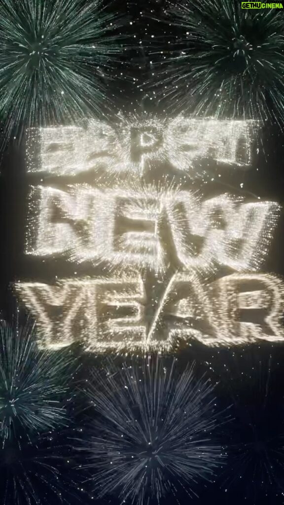 Sam Heughan Instagram - HAPPY NEW YEAR SASSENACH!!! @sassenachspirits