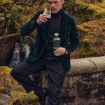 Sam Heughan Instagram - Wishing you all a Merry Xmas and happy holidays! Hope you’re treating yourself to something delicious… 🍸🍏🎄 @sassenachspirits