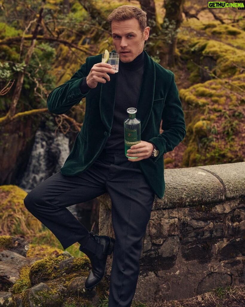 Sam Heughan Instagram - Wishing you all a Merry Xmas and happy holidays! Hope you’re treating yourself to something delicious… 🍸🍏🎄 @sassenachspirits