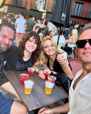 Sam Heughan Instagram - Australia you legend!
🇦🇺❤️

(Lucky to experience this amazing country and some terrific people!)

- love you @jaydegee 😘