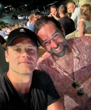 Sam Heughan Instagram - Oh “Hi Bondi”!!!
🇦🇺 

Excited to meet everyone tomorrow and Saturday in Sydney! Or join myself and the sunburnt gang in Melbourne Sunday.

Tickets available 
@thehubsteria