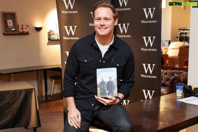 Sam Heughan Instagram - Thanks to everyone who braved the dreich Scottish weather to come visit @waterstonesgla !🙌 Signed a bunch of “Clanlands in New Zealand”. Also a huge thank you to the brilliant staff for making us so welcome. Lovely to meet you all and a very Merry Xmas!xxx