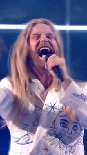 Sam Ryder Instagram - DID WE JUST CLOSE THE BRIT AWARDS?!! @brits ⚡️🙏💙🤯🎸 big up @davidguetta you massive legend!
