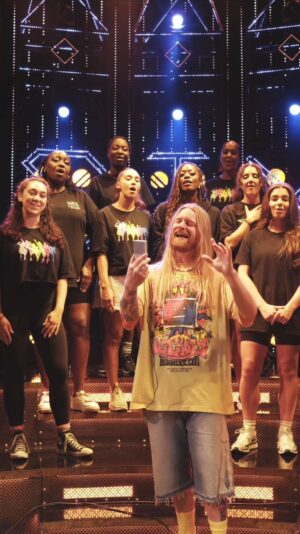 Sam Ryder Instagram - CAN YOU BELIEVE I GOT TO SING WITH THESE QUEENS?!!! 👑🔥💛 Big up @sixthemusical 🙏 which cast should we sing with next? 👇