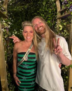 Sam Ryder Instagram - BEST BIRTHDAY EVER 🎉 THANKS FOR HAVING ME @pink & @bsthydepark 👑💛⚡️ BST Hyde Park