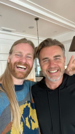 Sam Ryder Instagram - nothing to see here just me and GARY FRIGGIN BARLOW JAMMING MY NEW SONG! 🤯 (you ain’t even ready for the video where we do ‘rule the world’) 👀