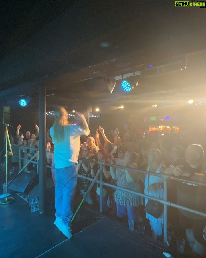 Sam Ryder Instagram - HOMECOMING! So stoked to come back to my stomping grounds! I played some of my first ever gigs at @chinnerys_southend when I was a kid and ngl it was EMPTY every time 😂 …BUT NOT THIS TIME! 🔥 here’s some other snapshots from over the past few days. This life is craaazy blessed thank you🙏 Through us, not of us 💛👊