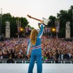 Sam Ryder Instagram - What a total honour to sing my head off in front of Buckingham Palace for the Queen’s Platinum Jubilee last night! MIND TOTALLY BLOWN 🙏🤯🇬🇧 I’m so stoked to tell you that the special Platinum Jubilee version of ‘Space Man’ that we performed is available to download EVERYWHERE NOW 👨‍🚀 The BEST way to show support is to download the song on whatever music service you use :) Tell your family, friends and loved ones to do the same and let’s get ‘Space Man’ to the stars! 💫 link in my bio 🚀 THANK U DREAMERS, LOVE YA 💛