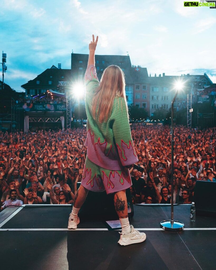 Sam Ryder Instagram - Pls don’t zoom up my shorts 🔭 big weekend in Switzerland for @starsintown & @heitereopenair absolute bonkers 🤯🇨🇭 So lovely to round it off back home for @heritageliveconcerts too. Felt like a massive hug 🙏 Love ya tons, dreamers 👊