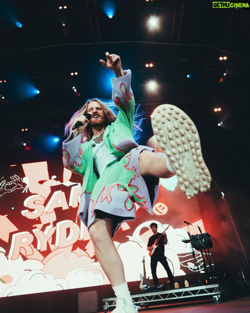 Sam Ryder Instagram - Pls don’t zoom up my shorts 🔭 big weekend in Switzerland for @starsintown & @heitereopenair absolute bonkers 🤯🇨🇭 So lovely to round it off back home for @heritageliveconcerts too. Felt like a massive hug 🙏 Love ya tons, dreamers 👊