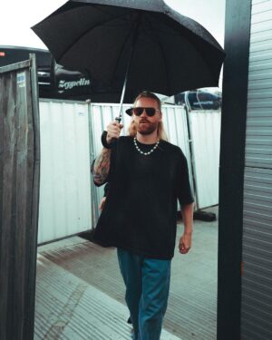 Sam Ryder Instagram - Had some surgery to remove a lump above my eye (should be all good though, nothing to worry about 🙏) anyway, the best medicine was a weekend full of music with my pals and singing my head off with you all! 

Ps. sorry for jumping around, Doc 🤕 

📸 @__jackrobinson__