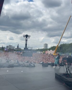 Sam Ryder Instagram - BEST BIRTHDAY EVER 🎉 THANKS FOR HAVING ME @pink & @bsthydepark 👑💛⚡️