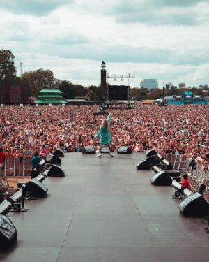 Sam Ryder Instagram - BEST BIRTHDAY EVER 🎉 THANKS FOR HAVING ME @pink & @bsthydepark 👑💛⚡️