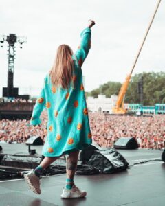 Sam Ryder Instagram - BEST BIRTHDAY EVER 🎉 THANKS FOR HAVING ME @pink & @bsthydepark 👑💛⚡️ BST Hyde Park