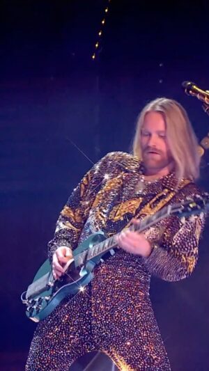 Sam Ryder Instagram - WHEN YOU ARE SHREDDING AND ROGER TAYLOR IS SLAMMING THE HELL OUT OF THE DRUMS  NEXT TO YOU 🤯🤯🤯 
PS WHO WANTS THIS VERY GUITAR? IT COULD BE YOURS 🎸⚡️ LINK IN BIO