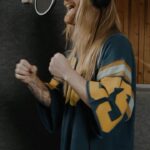 Sam Ryder Instagram - Do u want me babyyy? ☀️ Wrote this song the other day with @poppybaskcomb & @mojammusic ⚡️ it’s the first song I’ve written for someone else (@joelcorry @billented & @its.elphi u all smashed it! 💛) I was in the studio working on something else yesterday and we just started jamming this out of nowhere. So fun to sing and oh my GOSH that chorus is stuck forever in my skull! Full vid on YouTube now dreamers ✌️
