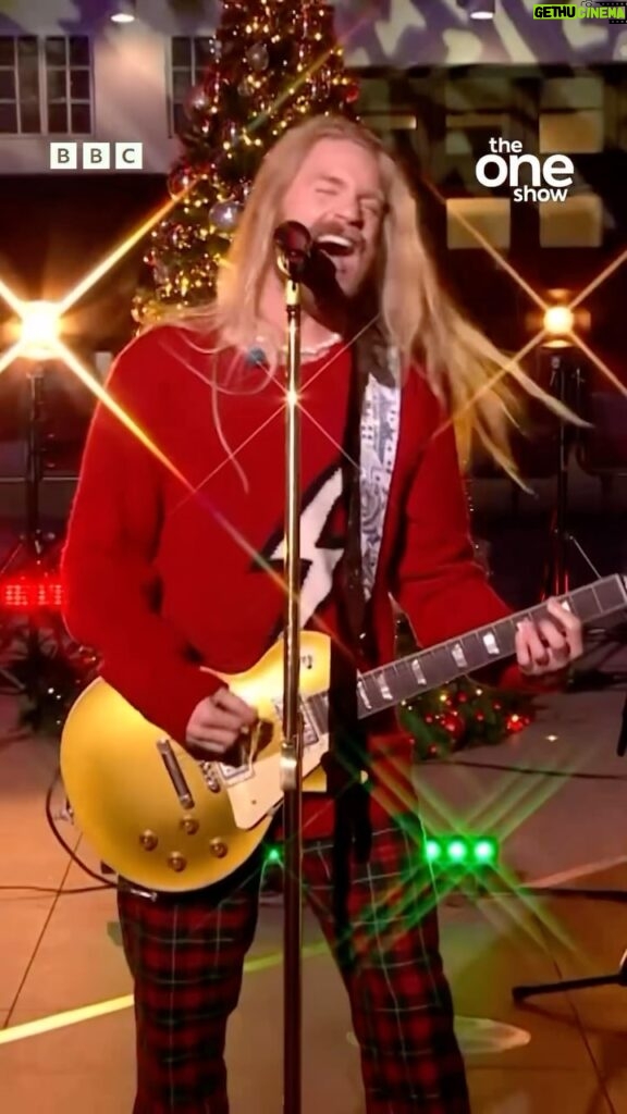 Sam Ryder Instagram - One of my favourite performances yet of You’re Christmas To Me!!🎅🏼🎁🤘 Thank you @bbctheoneshow ❄🎄
