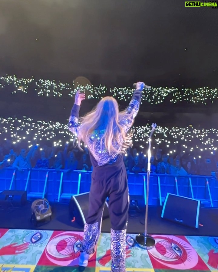 Sam Ryder Instagram - WE DID IT! SOLD OUT HAMMERSMITH APOLLO! Time slowed down and I’m still caught in its blur. Love you all, thank you tons 💛