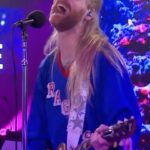Sam Ryder Instagram - First ever LIVE LOUNGE! ⚡️🤘🎸 This one felt like a real milestone ❤️ THANK YOU @bbcradio1 for having us 🙌⚡️✨